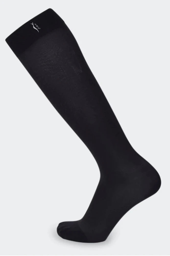 Black compression socks for improved blood circulation and reduced leg fatigue, ideal for use during pregnancy and post partum, for athletes, travelers, and individuals with varicose veins.